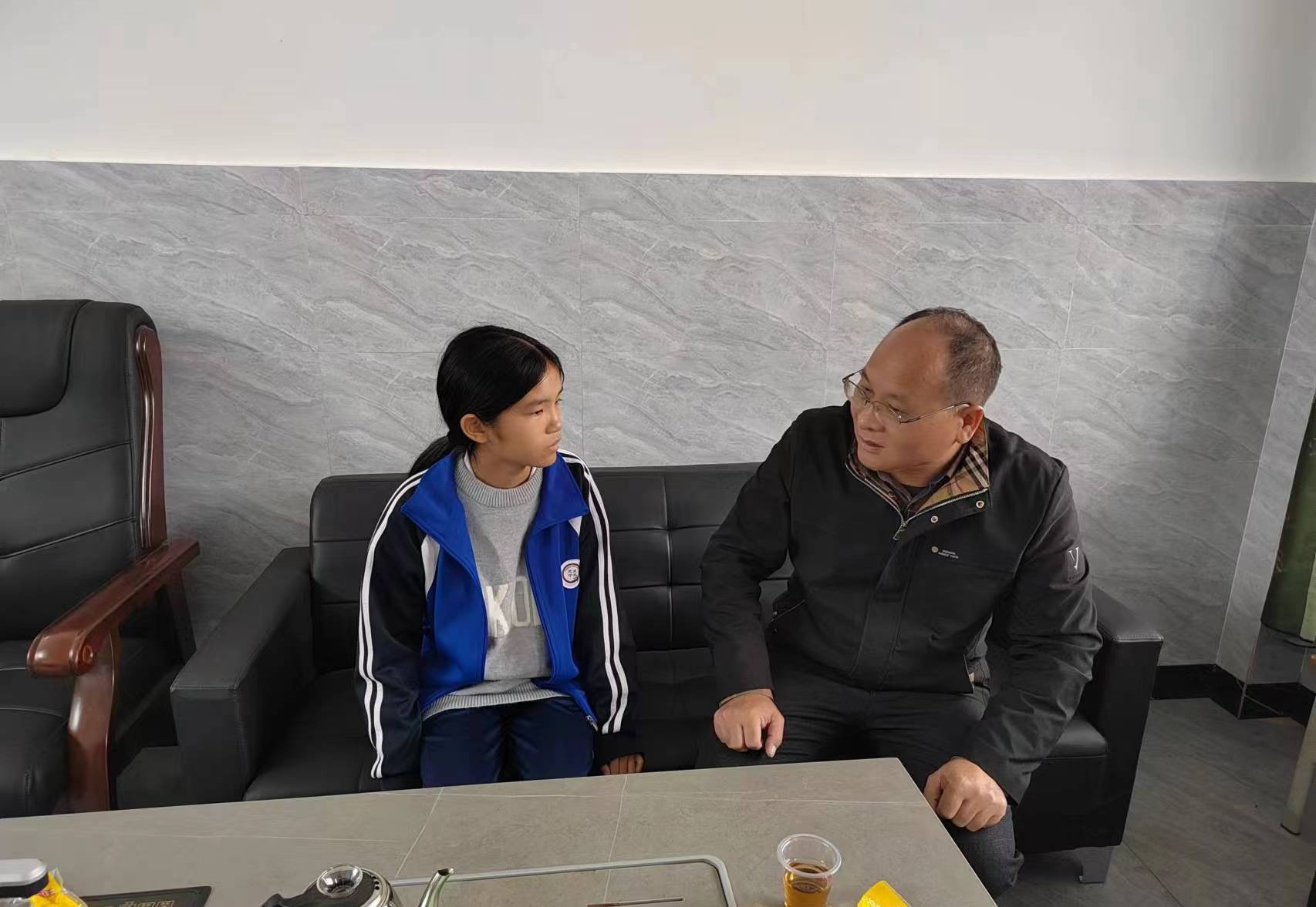 同脫貧戶學生談心，增強學生努力學習的信心.jpg
