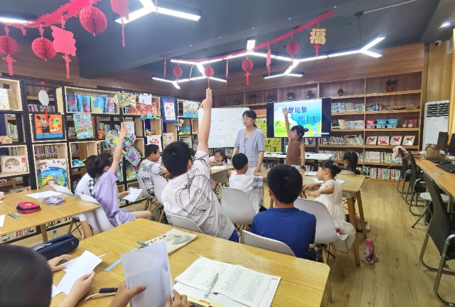 7月16日，姜堰區(qū)三水街道關(guān)工委陳莊社區(qū)校外輔導(dǎo)站開辦的《智慧運(yùn)算一一感受別樣的數(shù)學(xué)》得到孩子們的青睞。（拍攝者：泰州市姜堰區(qū)關(guān)工委 全玉英）.jpg