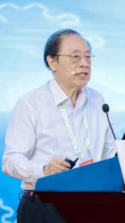 姚期智先生做演講。學校供圖.jpg