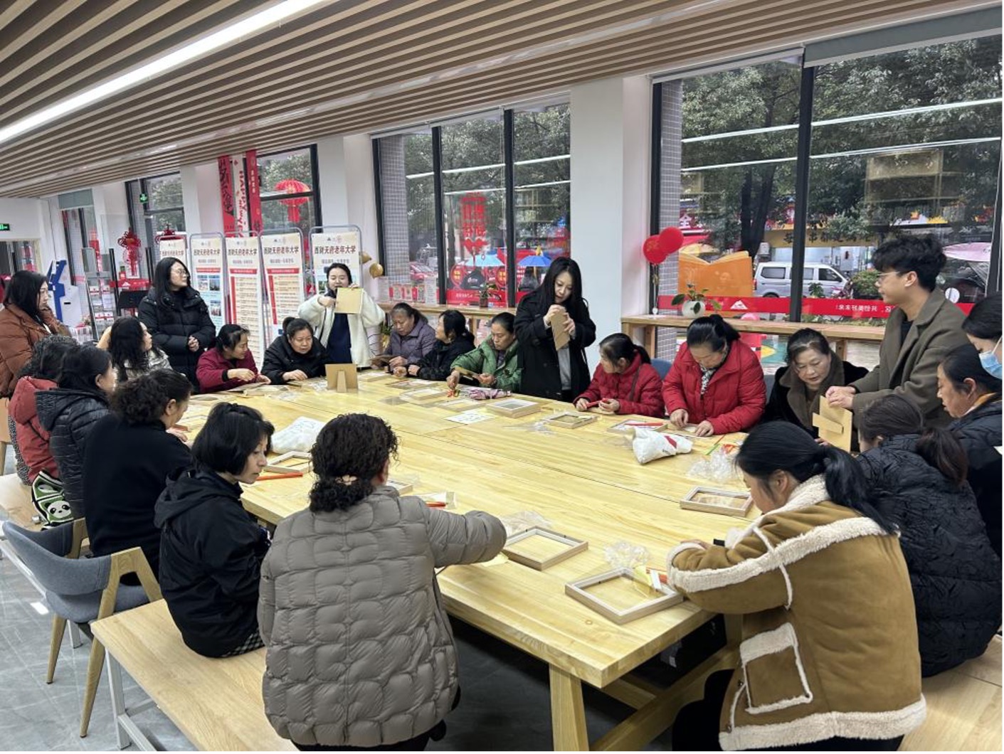居民體驗(yàn)非遺竹編。西南財(cái)經(jīng)大學(xué)天府學(xué)院供圖.jpg