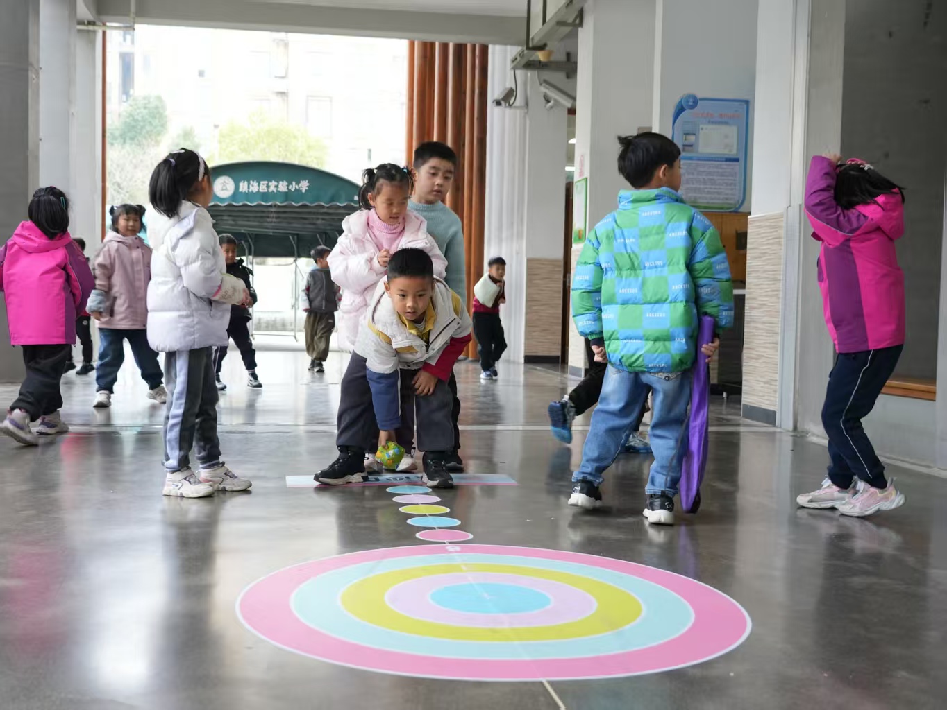 鎮(zhèn)海區(qū)實(shí)驗(yàn)小學(xué)學(xué)生在課間游戲 學(xué)校供圖 (1).jpg