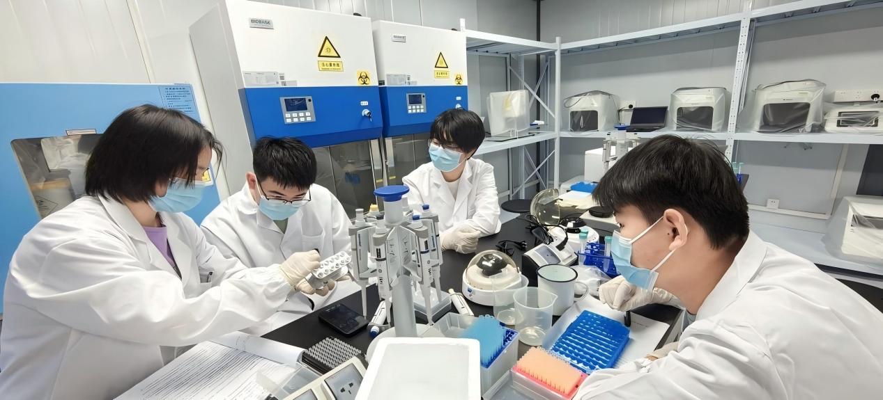 把課堂搬到實驗室，學生在做“個體基因解密實驗”預實驗。學校供圖