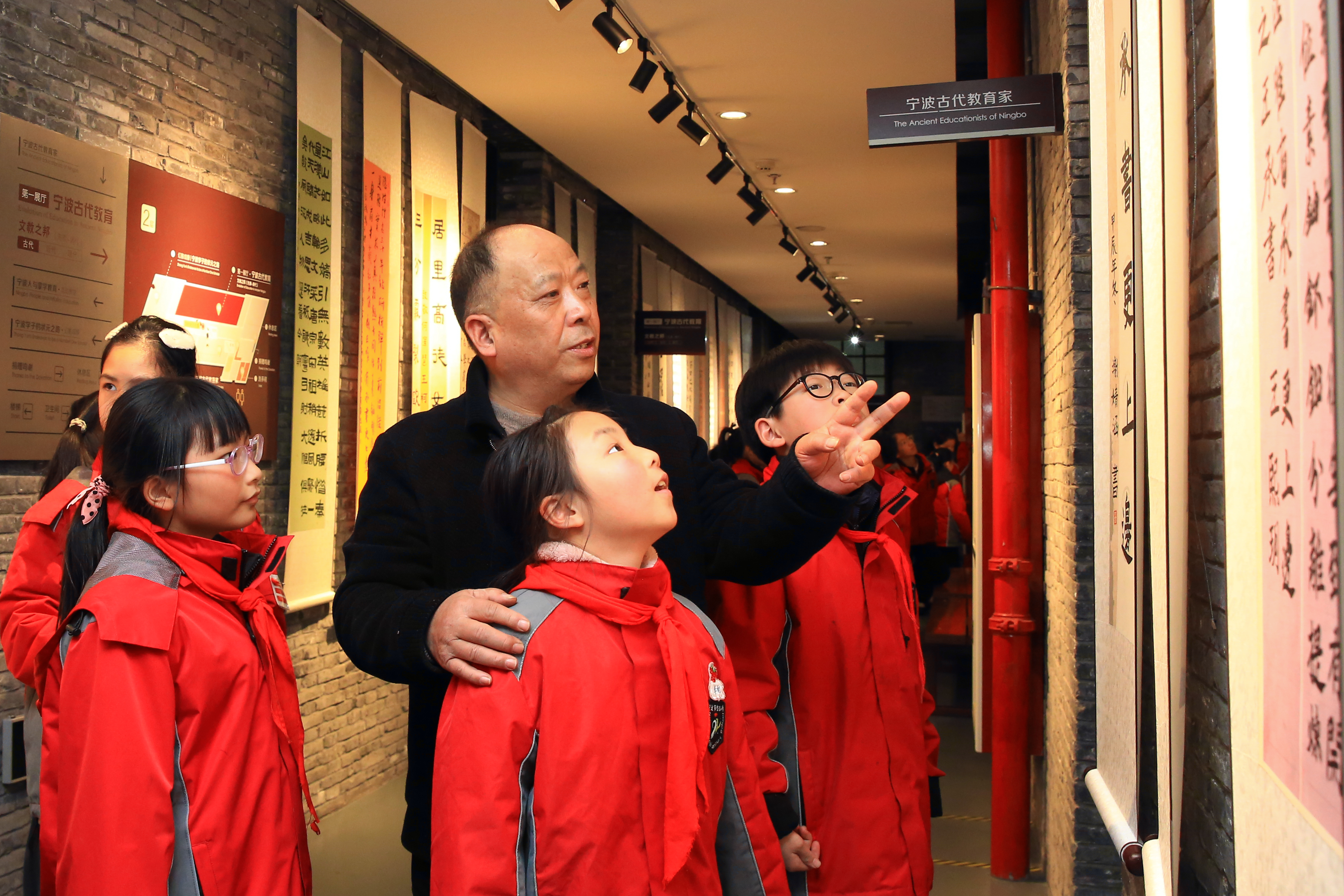 20241224海曙區(qū)信誼小學(xué)師生書法作品展啟幕（“書寫科學(xué)家精神，點(diǎn)亮藝術(shù)夢(mèng)想”海曙區(qū)信誼小學(xué)第八屆“童萌”書法節(jié)師生作品展）.jpg