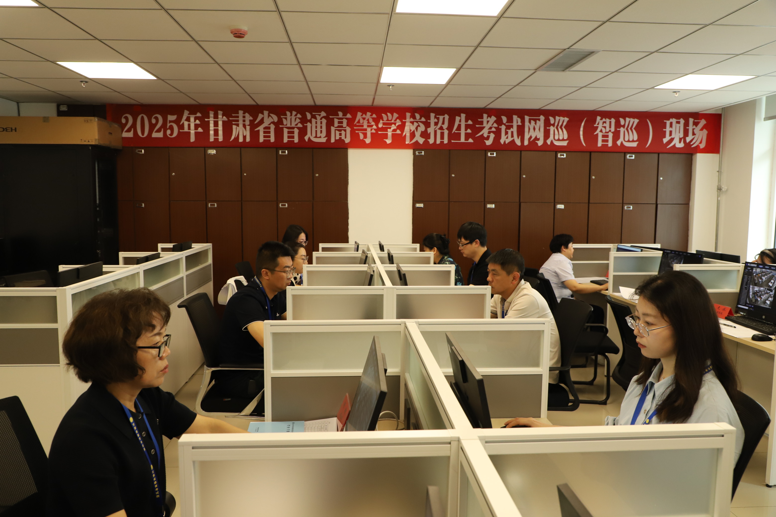 堅(jiān)守崗位 暖心護(hù)考（鄭芃生 攝）.JPG