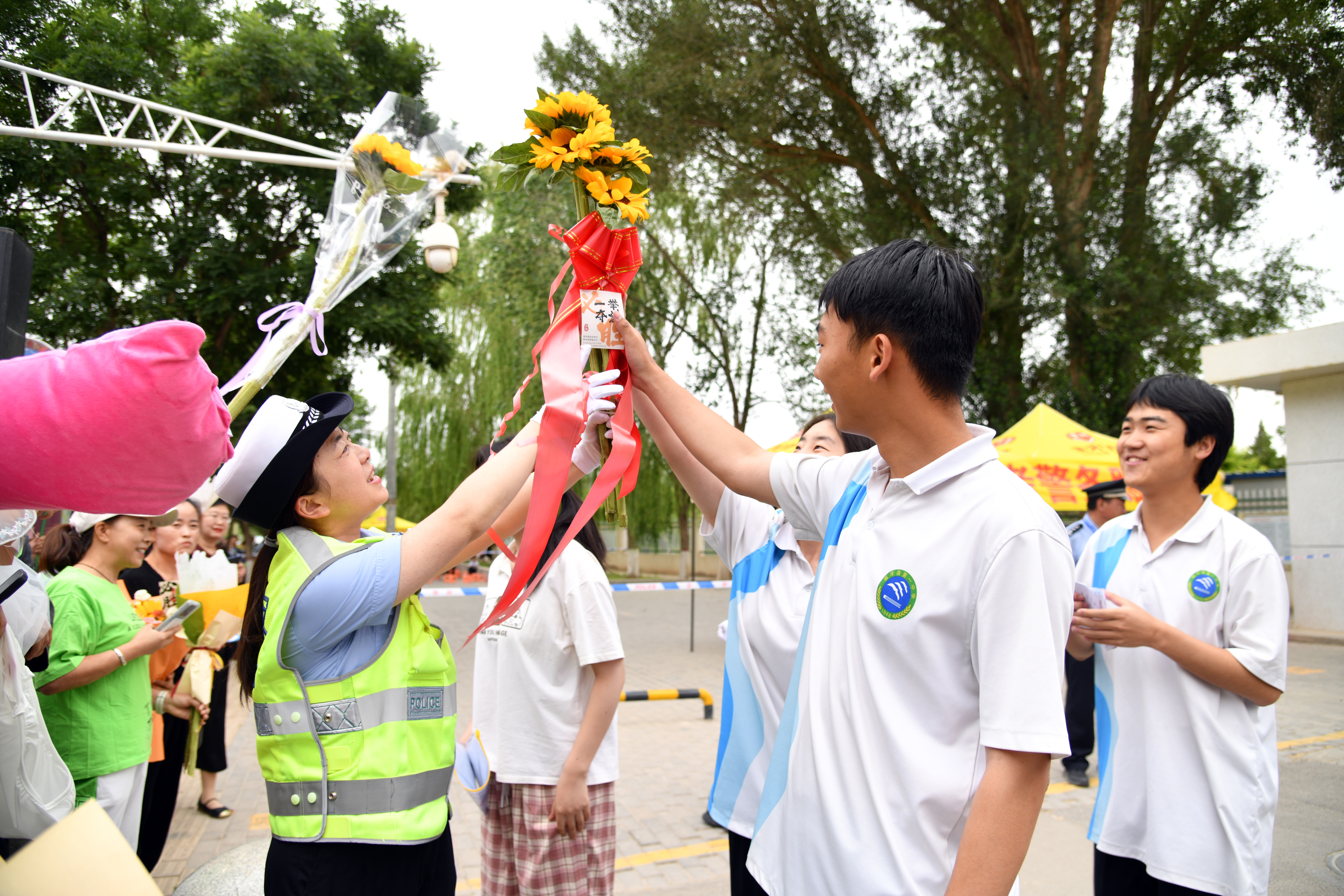 第一場(chǎng)考試結(jié)束后，張掖市臨澤縣考生跑出考場(chǎng)依次跳起摸葵。（安學(xué)海 攝）.JPG