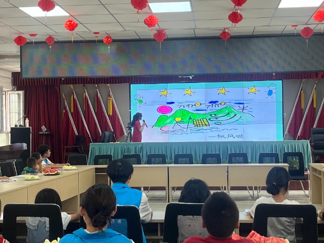寧波職業(yè)技術(shù)大學(xué)“石榴結(jié)籽·同音同心”暑期社會實(shí)踐團(tuán)隊(duì)語言教學(xué)現(xiàn)場 學(xué)校供圖.jpg