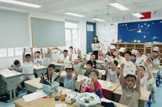 寧波衛(wèi)生職院實踐團帶領(lǐng)越溪小學學生開展植物拓印 學校供圖.png