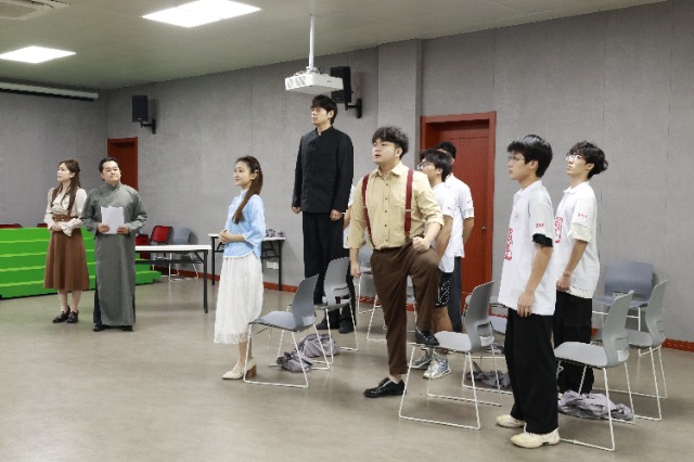 浙江工商職院“遷徙銘志小分隊”排演校史劇《遷徙》 學(xué)校供圖.JPG