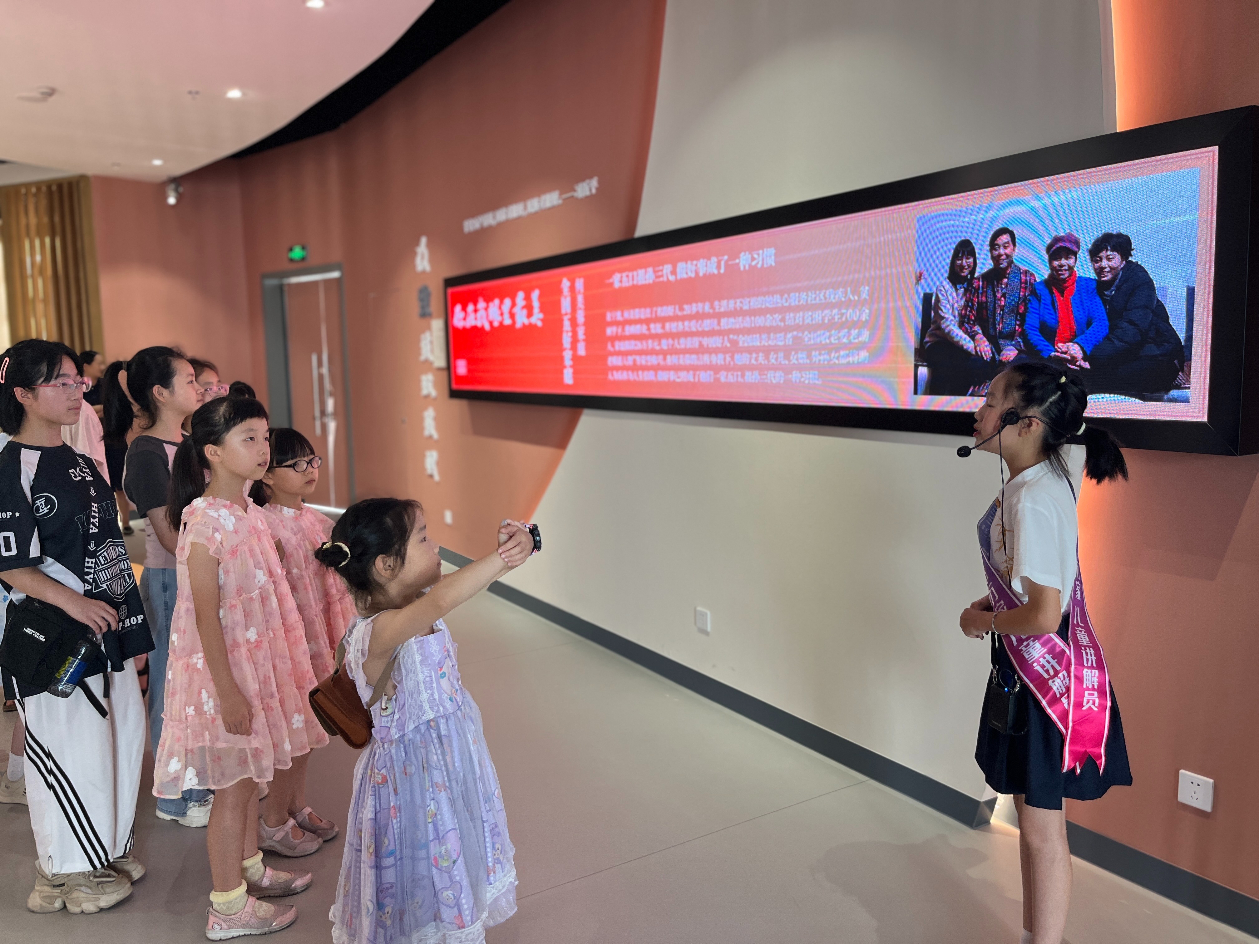 奉化區(qū)小學生走進“清奉萬家”教育基地研學參觀 奉化區(qū)教育局供圖.JPG