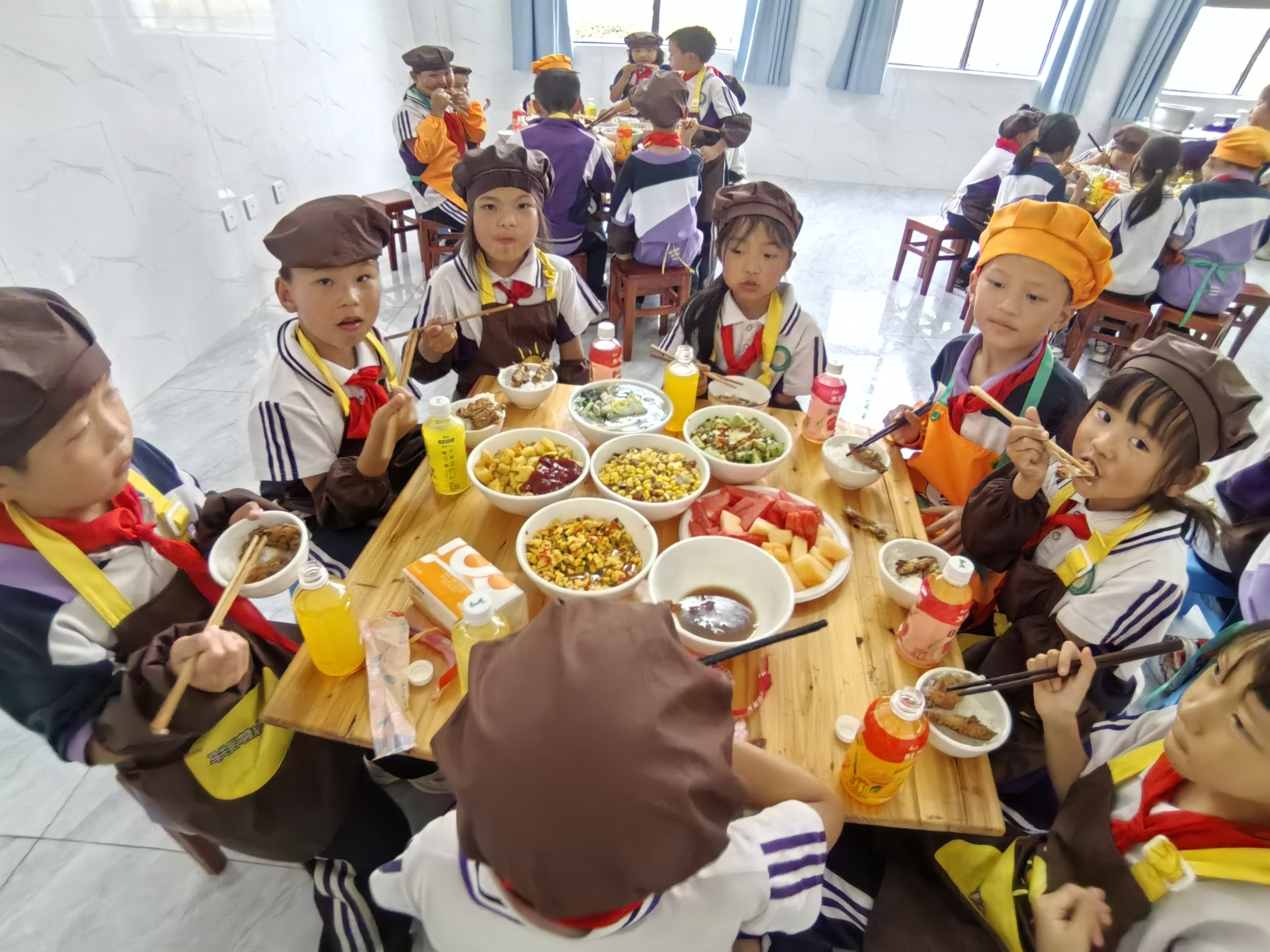 馬關(guān)縣第五小學(xué)學(xué)生享用烹飪課上自己做好的菜。林霞  攝  3.jpg