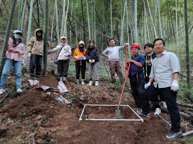 土壤生物普查團(tuán)隊成員在竹林采樣 學(xué)校供圖.jpg