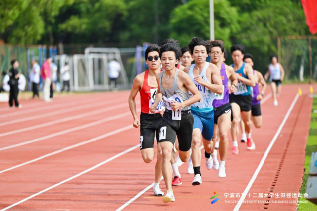 付斌文(前一)參加寧波市第十二屆大學(xué)生田徑運動會 學(xué)校供圖.png 付斌文(前一)參加寧波市第十二屆大學(xué)生田徑運動會 學(xué)校供圖.png