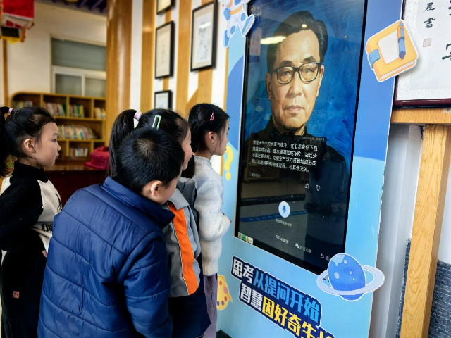 寧波市鄞州區(qū)東南小學(xué)學(xué)生與“AI虛擬院士”互動(dòng) 學(xué)校供圖.png