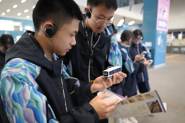 寧波市職業(yè)技術教育中心學校學生查看澳門輕軌模型 學校供圖.JPG