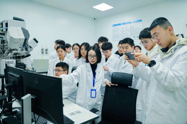 學員參觀皮米電鏡中心 海南大學供圖.png