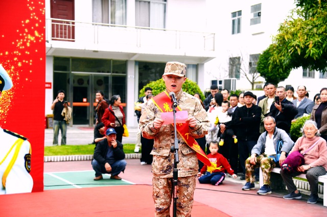 譚明作為新兵代表上臺(tái)發(fā)言.jpg 譚明作為新兵代表上臺(tái)發(fā)言.jpg